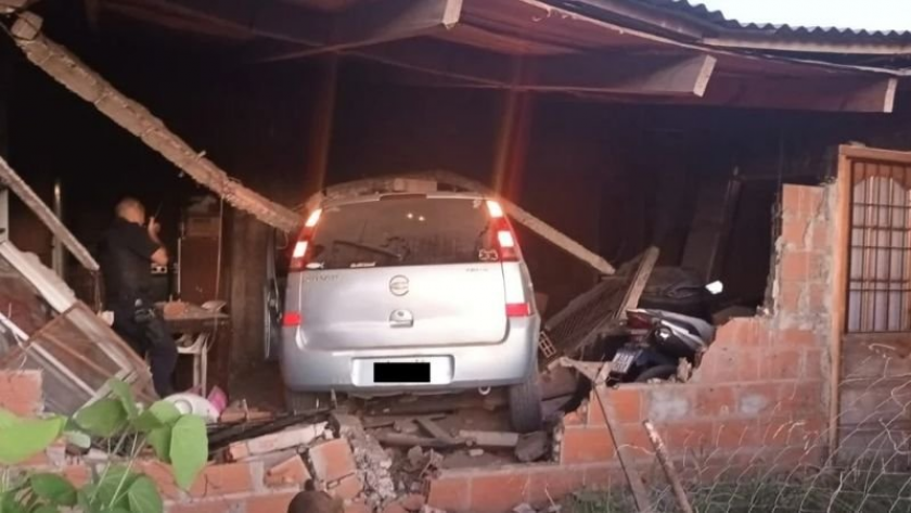 Dos muertos y otro herido por un auto que chocó contra su casa