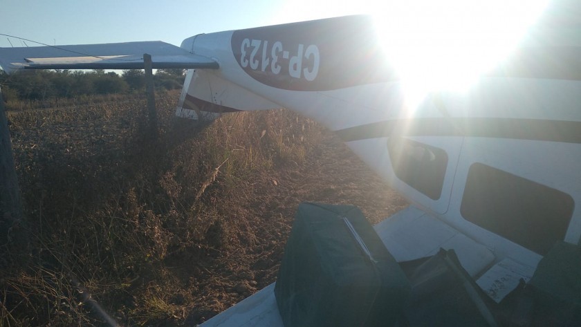 Cayó una avioneta en un campo y en su interior secuestran 324 kilos de cocaína