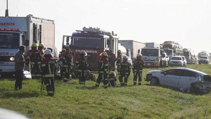 Dos muertos y un choque en cadena de 30 autos por tormentas de viento