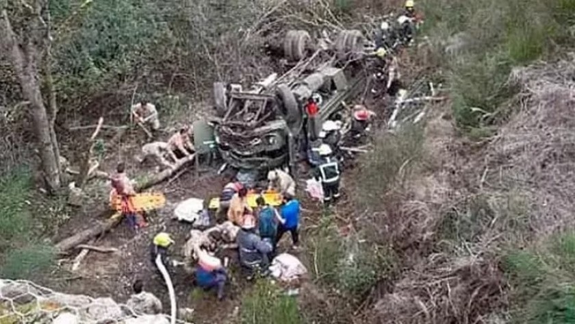 Hay cuatro muertos: Desbarrancó un camión del Ejército en San Martín de los Andes