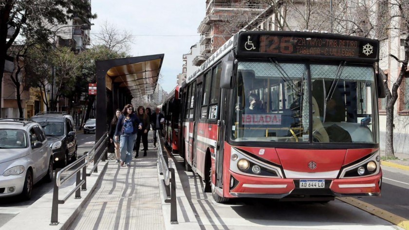 El Gobierno propuso aumentos del 251% en colectivos y 169% en trenes desde febrero