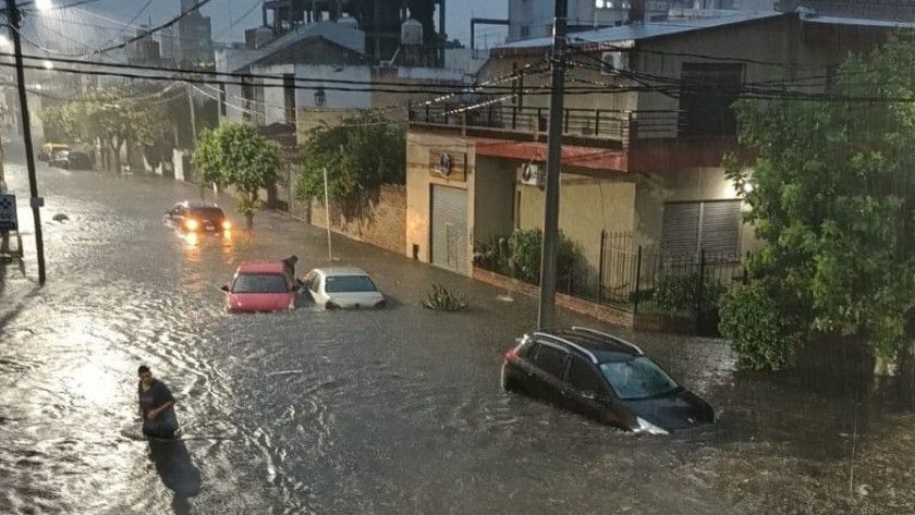 Temporal en AMBA: calles inundadas, árboles caídos y vuelos desviados