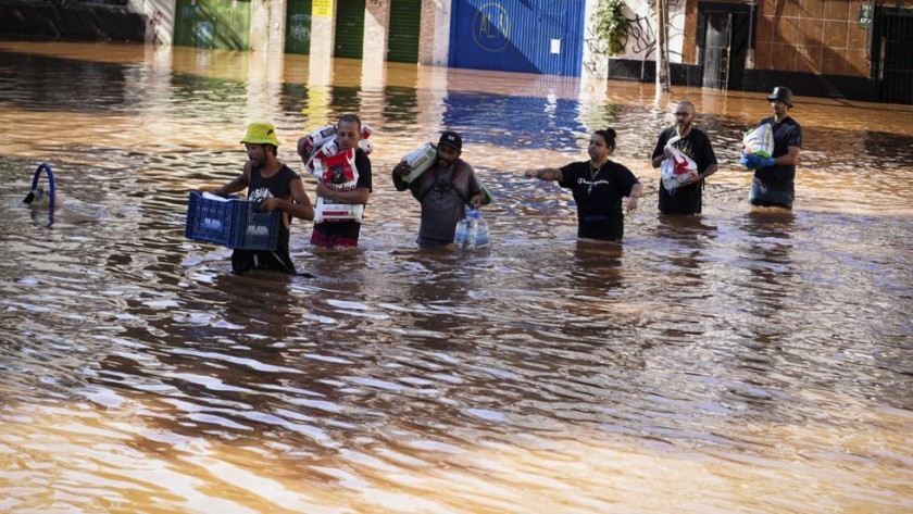 Los muertos por las lluvias en el sur de Brasil ascienden a 144 y el gobierno anuncia gastos de emer