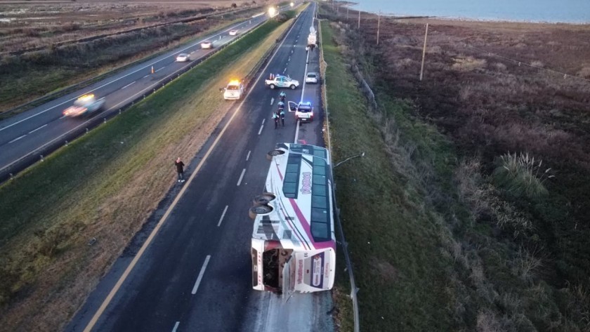 Vuelco en Ruta 2: el micro tenía más de 20 multas, la mayoría por exceso de velocidad