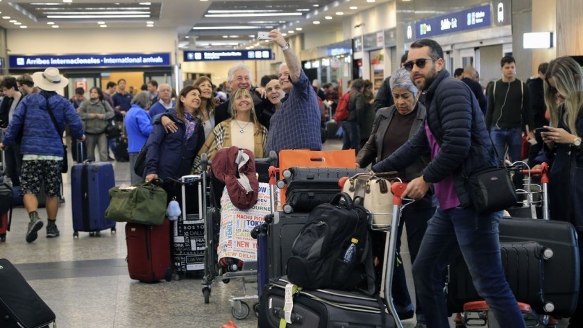 Demoras y cancelaciones en Aeroparque por asambleas de gremios aeronáuticos