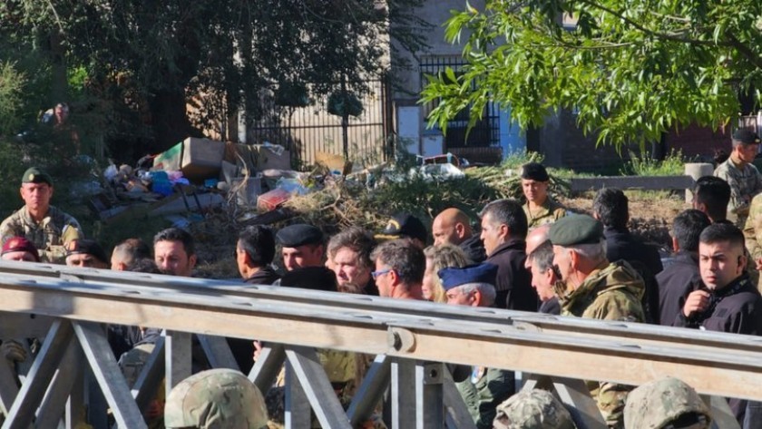 Javier Milei supervisa el armado de un puente militar en el Canal Maldonado tras el temporal