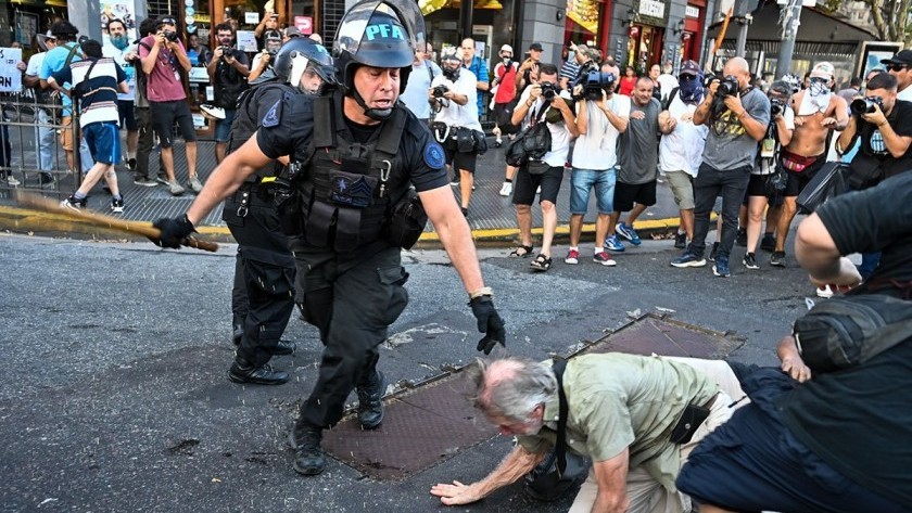 La marcha por los jubilados terminó con incidentes entre los barras y la policía