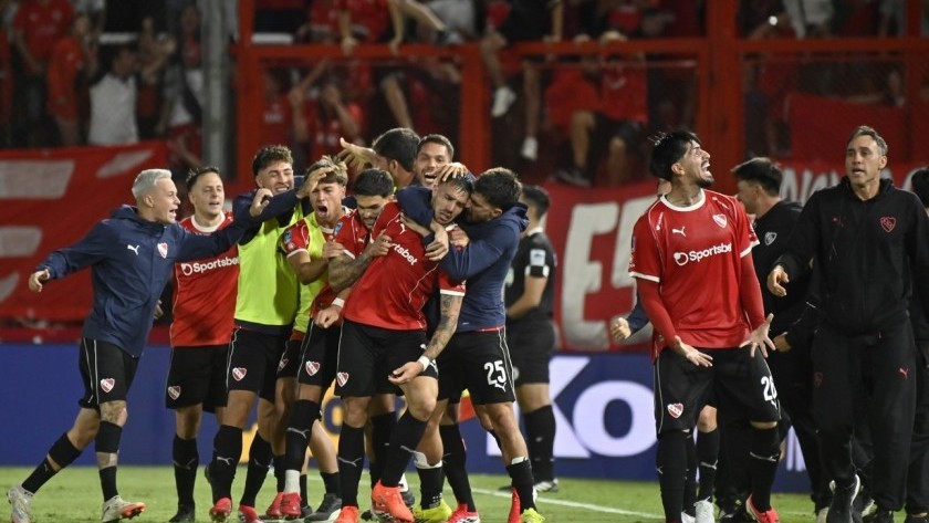 Independiente cambió insultos por aplausos al final: empató 4-4 con Unión