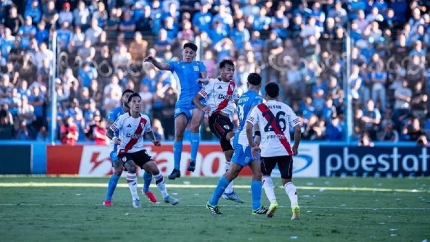 River le ganó a Estudiantes de Río Cuarto por 2-0 y trepó a la punta de la zona B