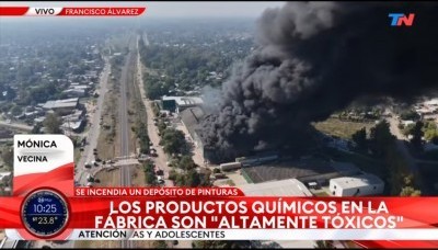25 dotaciones de bomberos combaten incendio en un depósito en Moreno