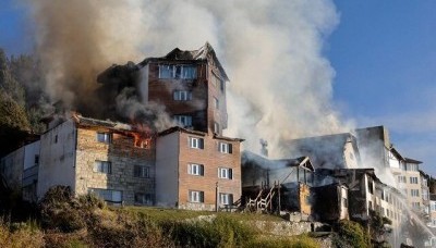 Feroz incendio destruyó histórico Hotel Huemul de Bariloche: Dos bomberos hospitalizados