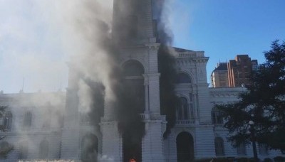 Militantes del MTE prendieron fuego la municipalidad de La Plata