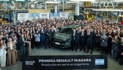 Renault presentó en Córdoba su nueva pickup y Llaryora pidió cuidar a la industria