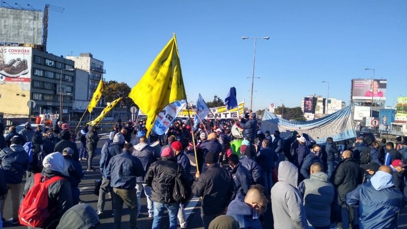 Choferes de colectivos cortan accesos a Capital en protesta por la falta de vacunas