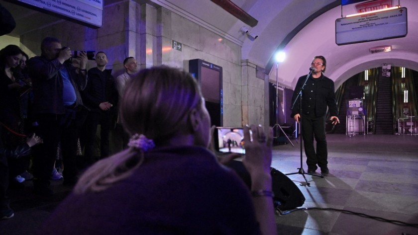 Bono y The Edge dieron un concierto sorpresa en una estación de subte de Kiev