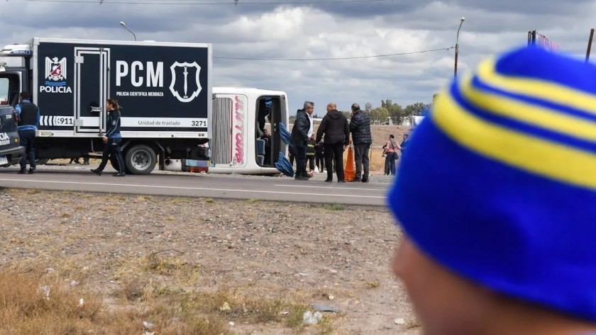 Murió una mujer y hay 19 heridos tras el vuelco de un micro con hinchas de Boca