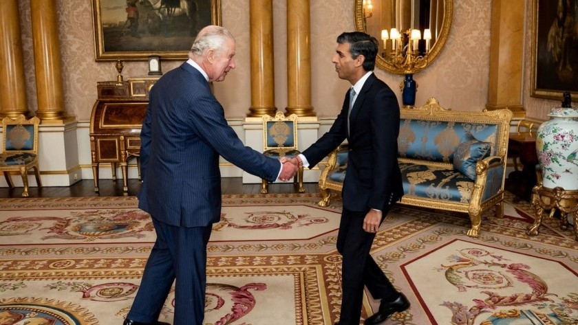 Rishi Sunak fue nombrado primer ministro británico por el rey Carlos III